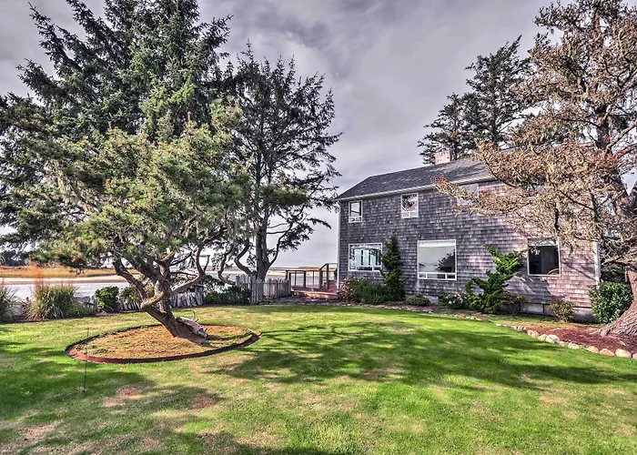 Waterfront Seaside Beach Home W/ Views & Hot Tub!