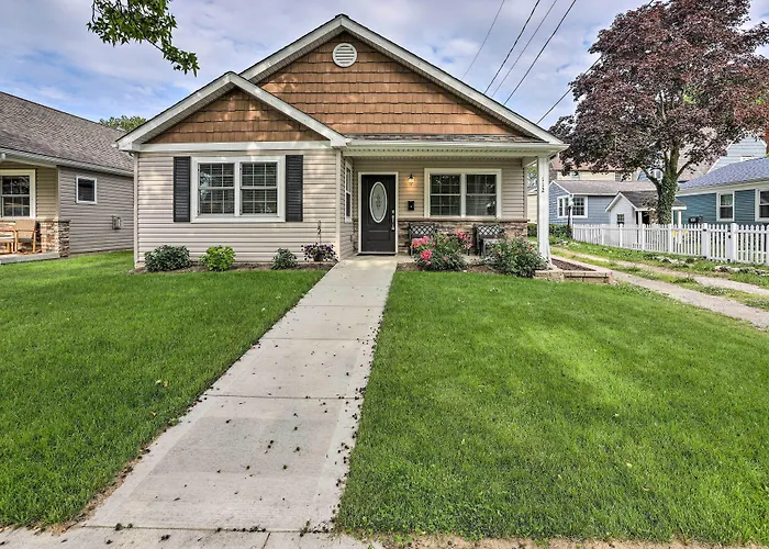 Port Clinton Home With Lake Views!