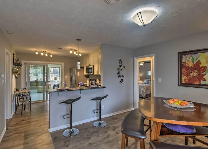 Condo W/ Sunroom, Near Downtown Hendersonville!