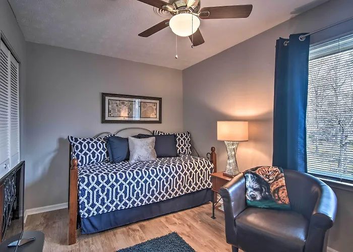 Condo W/ Sunroom, Near Downtown Hendersonville!
