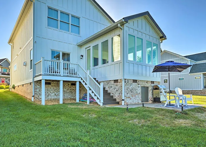 Waterfront Oasis On Tims Ford Lake: Pool/Kayak!