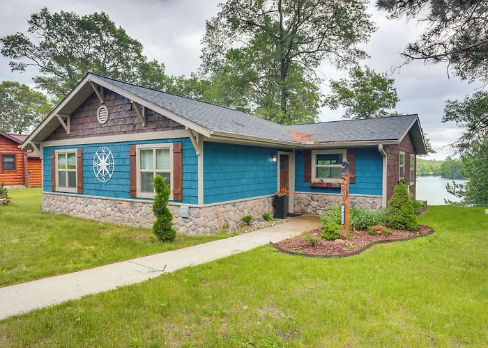 Tranquil Lakefront Cabin: Fire Pit, Grill & Patio