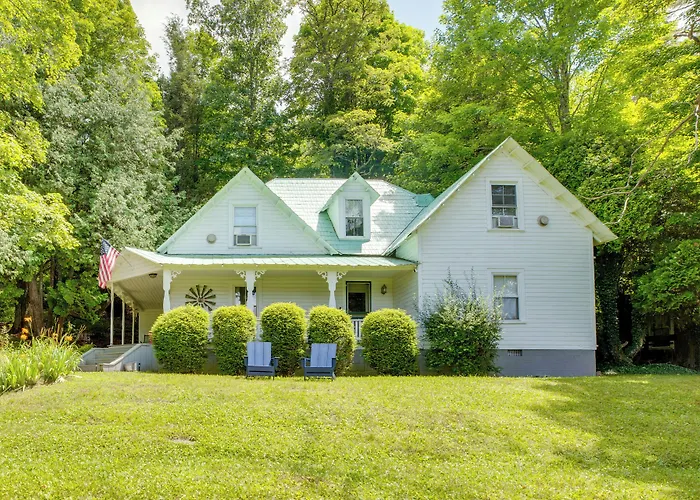 'Lil Red Hen' Cottage In The Boone Area W/ Hot Tub