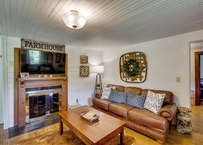 'Lil Red Hen' Cottage In The Boone Area W/ Hot Tub