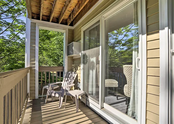 Lake Getaway: Walk Across Street To Private Beach!