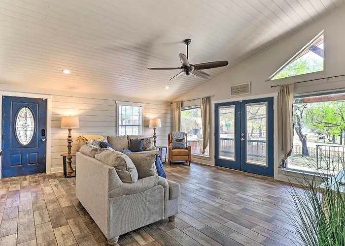 Charming Burnet Cottage W/ Lake View + Porch!