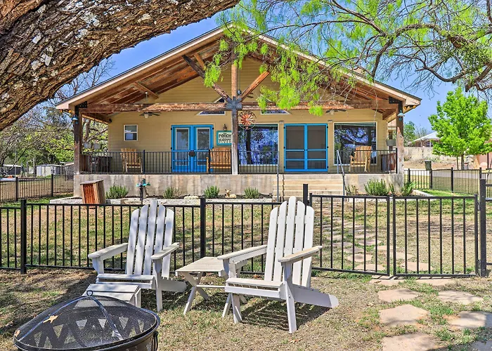 Charming Burnet Cottage W/ Lake View + Porch!