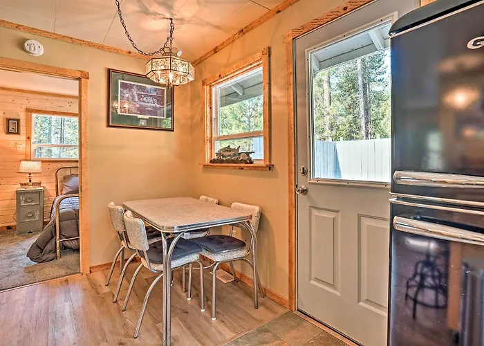 High Lakes Hideaway: La Pine Fishing Cabin!