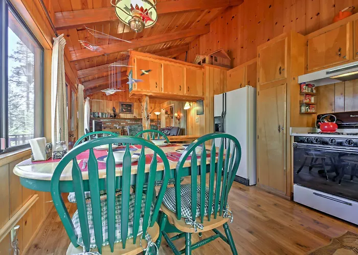 Big Bear Lake Cabin W/ Deck ~ 7 Mi To Ski Slopes!