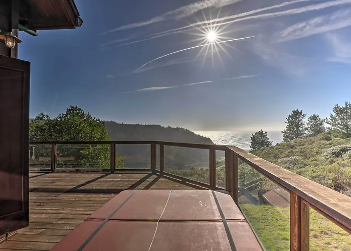 Romantic Ridgetop Escape W/ Hot Tub Near Mendocino