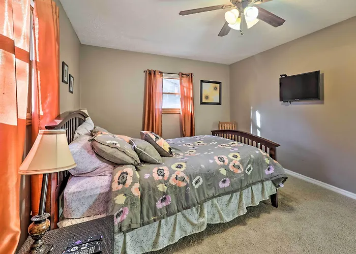 Holiday Island Home: Hot Tub & Wood Stove!
