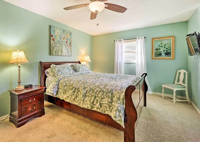 Holiday Island Home: Hot Tub & Wood Stove!