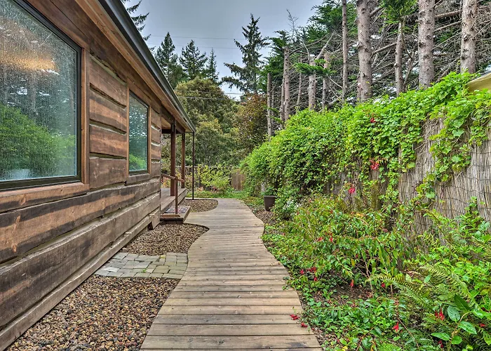 Quiet & Cozy Eureka Home Near Sequoia Park & Zoo!