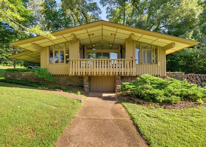 Tranquil Mid-Century Modern Cottage W/ Forest View