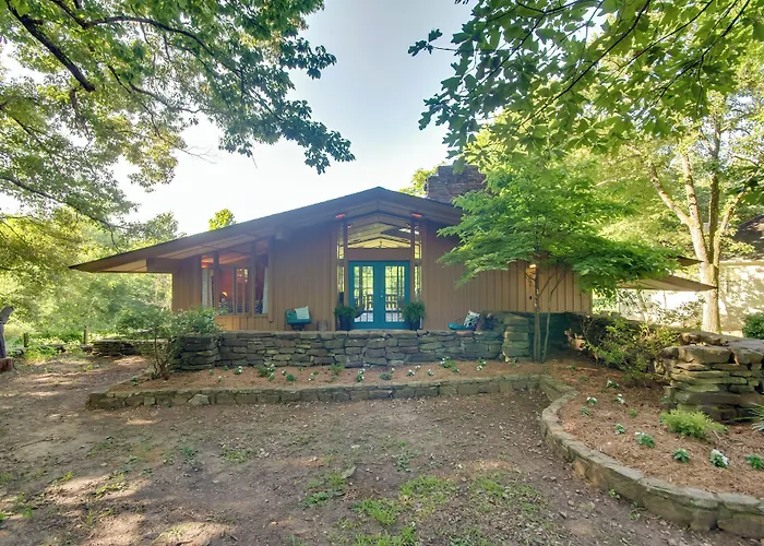 Tranquil Mid-Century Modern Cottage W/ Forest View