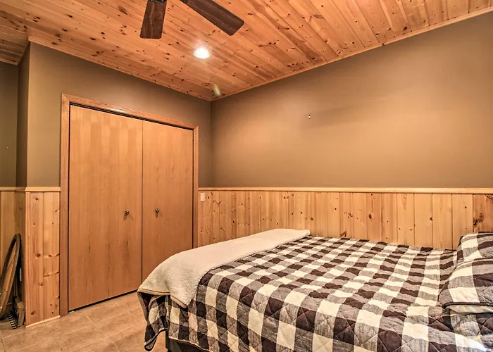 Cabin W/ Fire Pit & Movie Room, 1 Mi To Lake