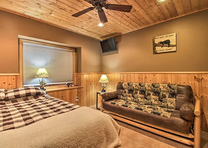 Cabin W/ Fire Pit & Movie Room, 1 Mi To Lake