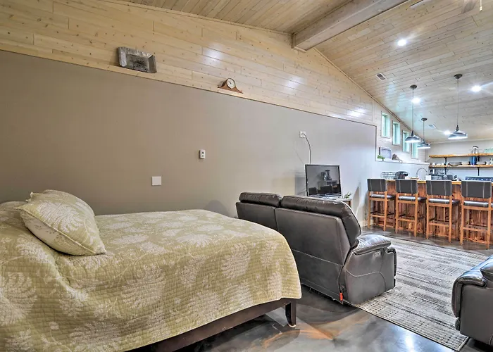 Modern Arcadia Farmhouse On 80 Acres W/ Fire Pit!