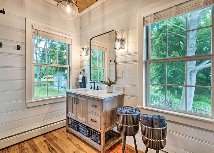Charming Bristol Cottage W/ Private Beach!