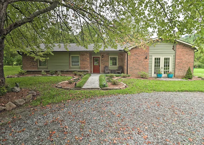 Hendersonville Home W/ Fire Pit: 5 Mi To Downtown!
