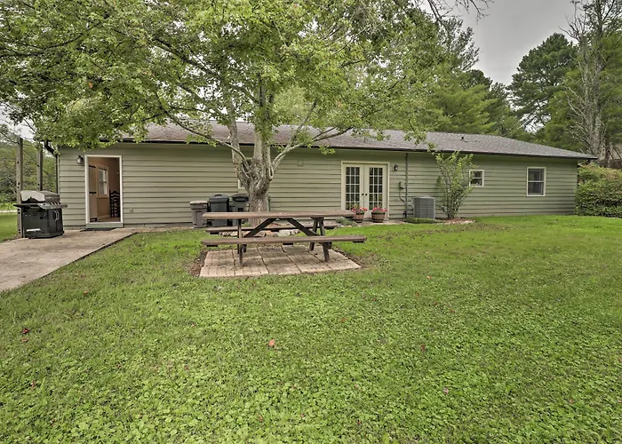 Hendersonville Home W/ Fire Pit: 5 Mi To Downtown!