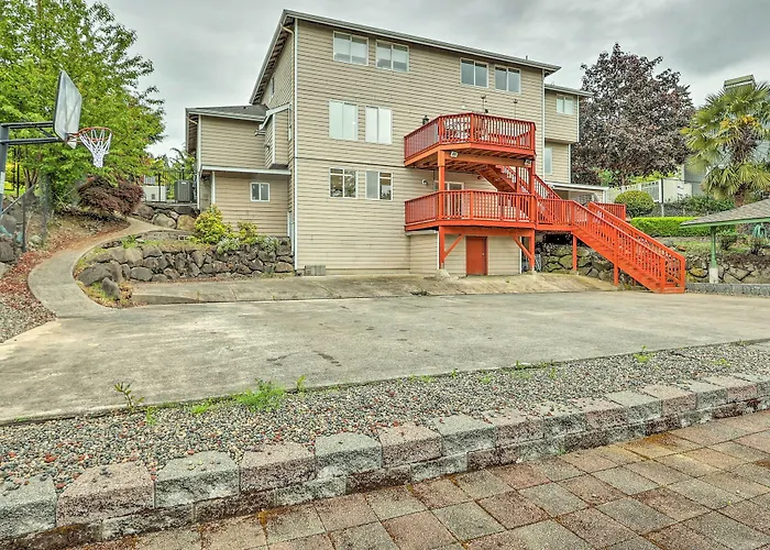 Spacious Kent Home: Great For Large Families!