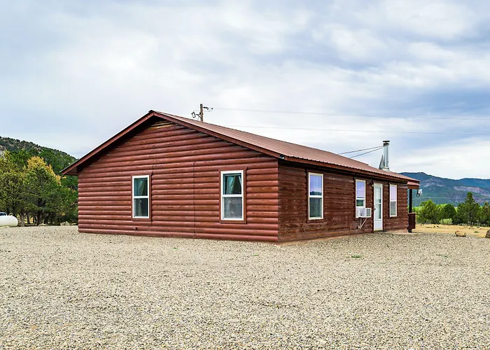 Quiet Pagosa Springs Cabin: Lake & Mountain Views!
