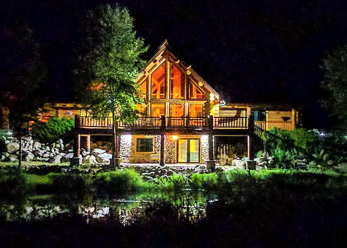 Custom Bitterroot Valley Cabin W/ Hot Tub & Views!