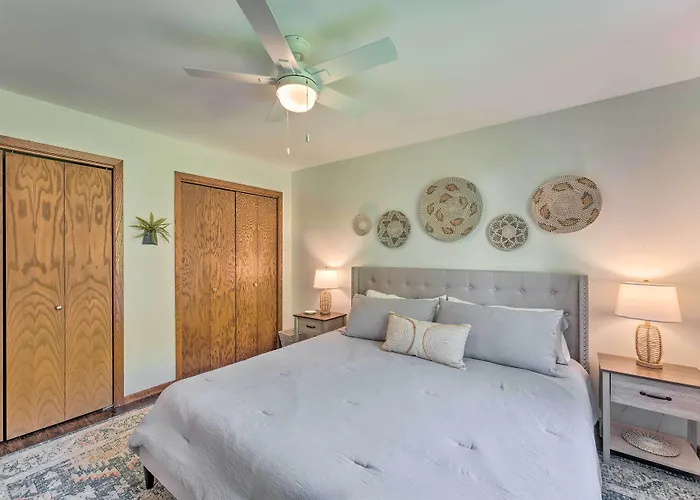 Airy Cottage Close To Rock Lake W/ Fire Pit!