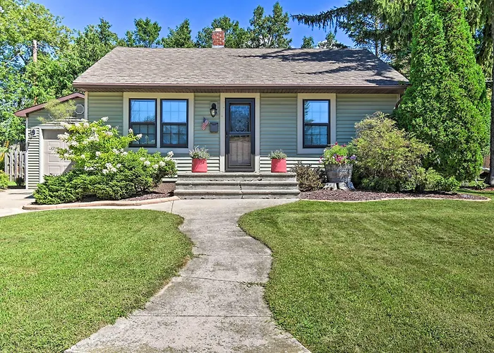 Modern Home W/ Backyard, 1 Mi To Dtwn Sturgeon Bay