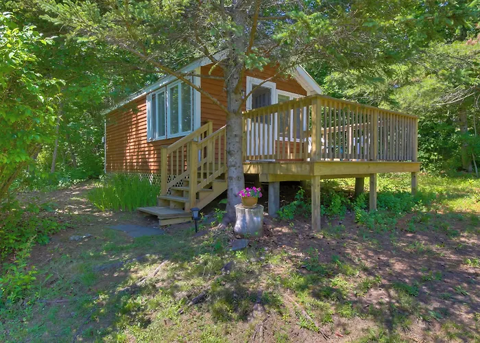 Couples Getaway Near Beaches: Northport Cottage