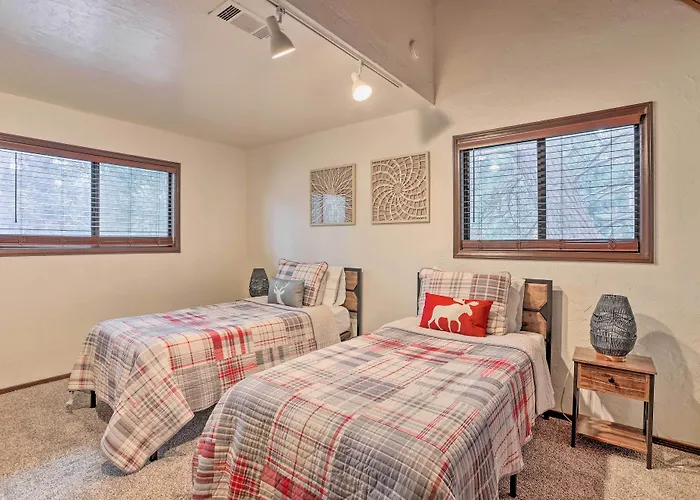 Woodsy Twin Peaks Getaway W/ Hot Tub & Views!
