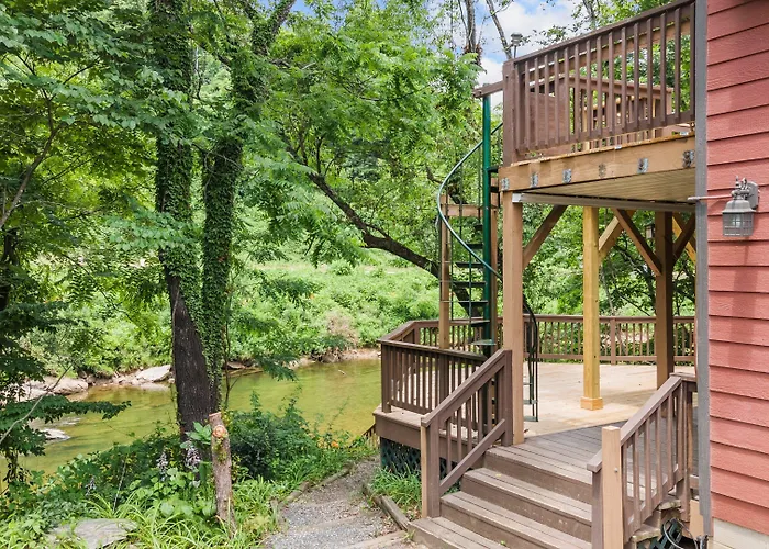 Near Wcu~Fire Pit~Hot Tub~Game Room~River Front!