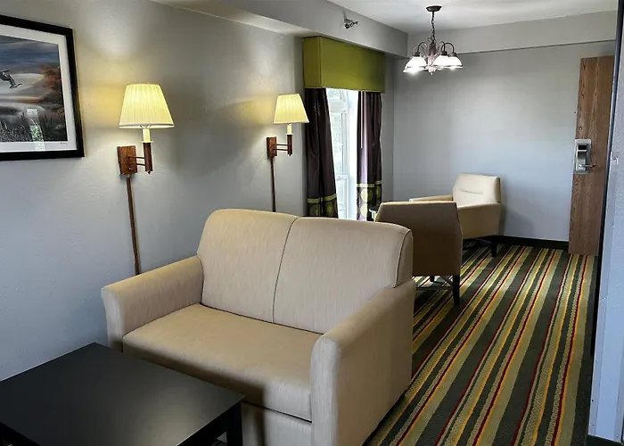 Super 8 By Wyndham Mound City