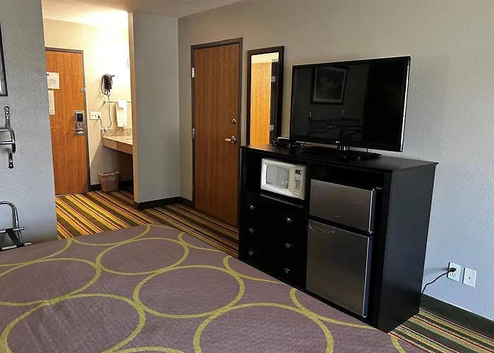 Super 8 By Wyndham Mound City