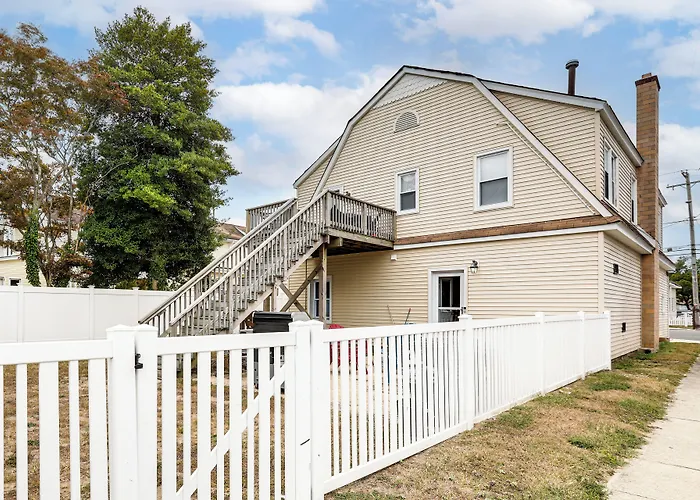 2 Blocks To Beach: Apt W/ Grill In Ocean Gate!