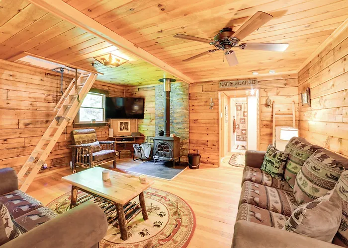 'Cardinal Pines' Cabin On 8 Acres - Dog Friendly!