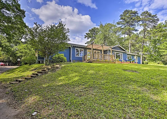 Family-Friendly Escape ~ 6 Mi To City Center!
