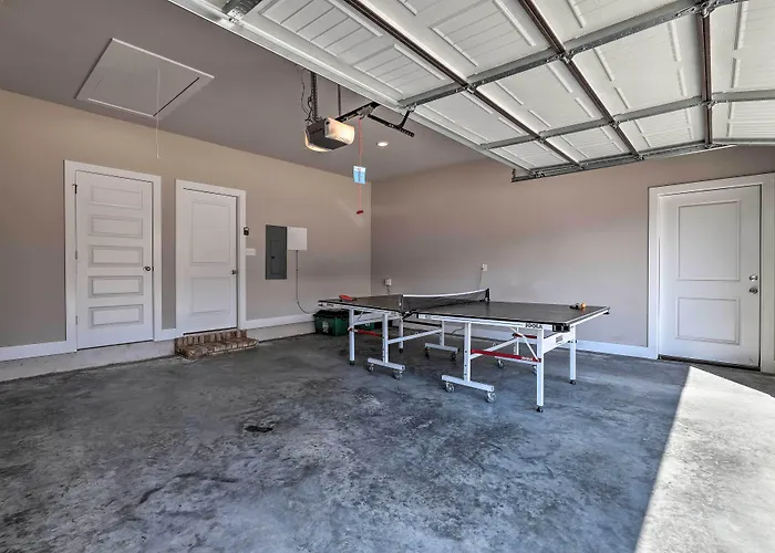 Fayetteville House: Pool Access & Gas Grill!
