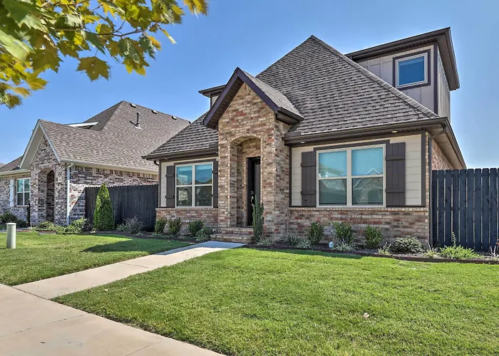 Fayetteville House: Pool Access & Gas Grill!