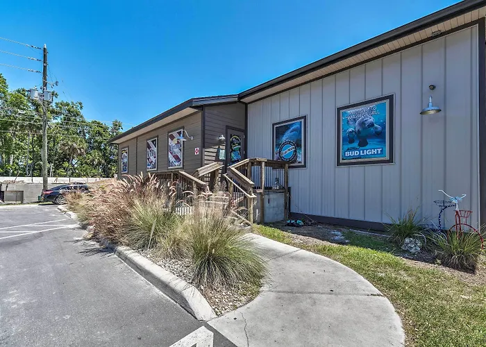Elevated Deck! Fun-Filled Homosassa River Home