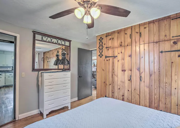 Eclectic Ladysmith Hideaway: Hike & Hunt!