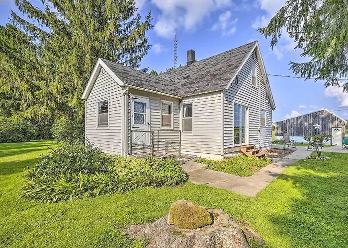 Eclectic Ladysmith Hideaway: Hike & Hunt!
