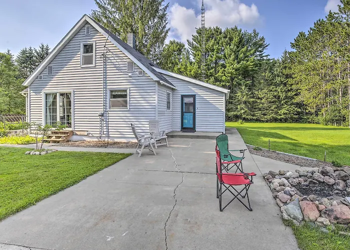 Eclectic Ladysmith Hideaway: Hike & Hunt!