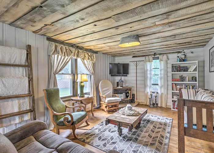 Eclectic Ladysmith Hideaway: Hike & Hunt!