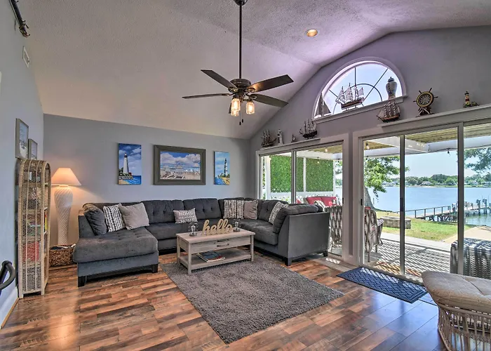 Riverfront Cottage: Fire Pit & Kayaks