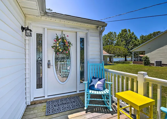 Riverfront Cottage: Fire Pit & Kayaks