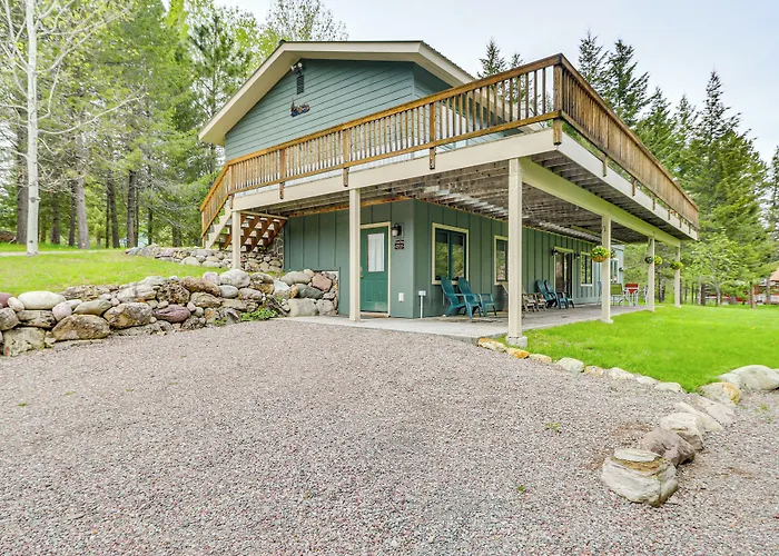 Scenic Forest Lodge Outside Glacier National Park!