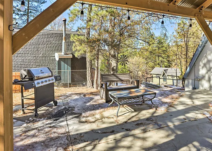 Cozy A-Frame W/ Hot Tub Near Arrowbear Lake!