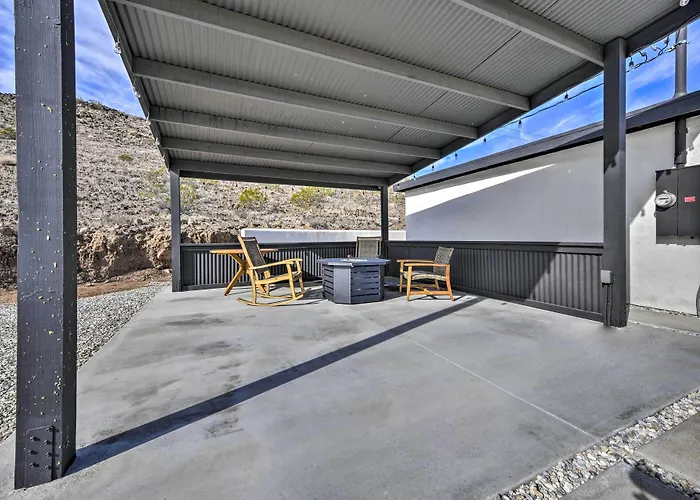 Hilltop Oasis W/ Sweeping Landscape Views